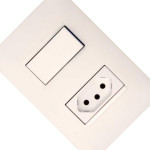 Conjunto Pial Plus+ 4X2 Branco Com Placa(1Paralelo+Tomada 10A) 615078Bc