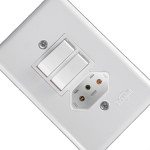 Conjunto Ilumi Stylus Branco Com Placa 2 Simples + Tomada 2P+T. 10A. - 20210