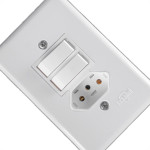 Conjunto Ilumi Stylus Branco Com Placa 2 Paralelo + 1 Tomada 2P+T. - 20300